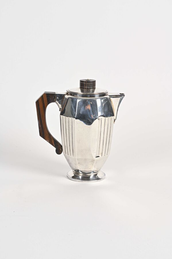 Null 银质咖啡壶在基座上，壶身和壶嘴都有平纹或凹槽，盖子是紫檀木的。

标记：米诺尔

大师：P B是一只向右转的狮子

约1930-1940年

重量：9&hellip;