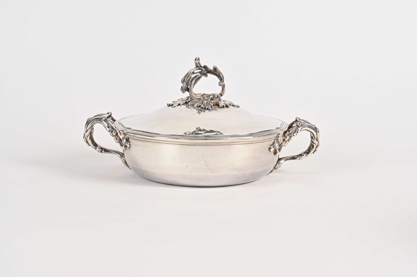 Null Covered silver vegetable dish, the lid with contours, the handles and the l&hellip;