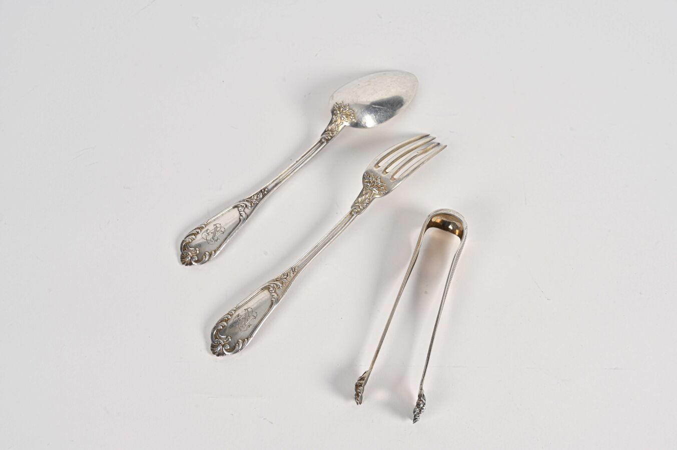 Null 一套六把银质餐匙和四把叉子，罗凯尔风格，荷兰

标记：米诺尔

大师：H S是半个太阳和一颗星星

扭曲的黑桃

接头：带戈尔迪结的糖钳，印记：Min&hellip;