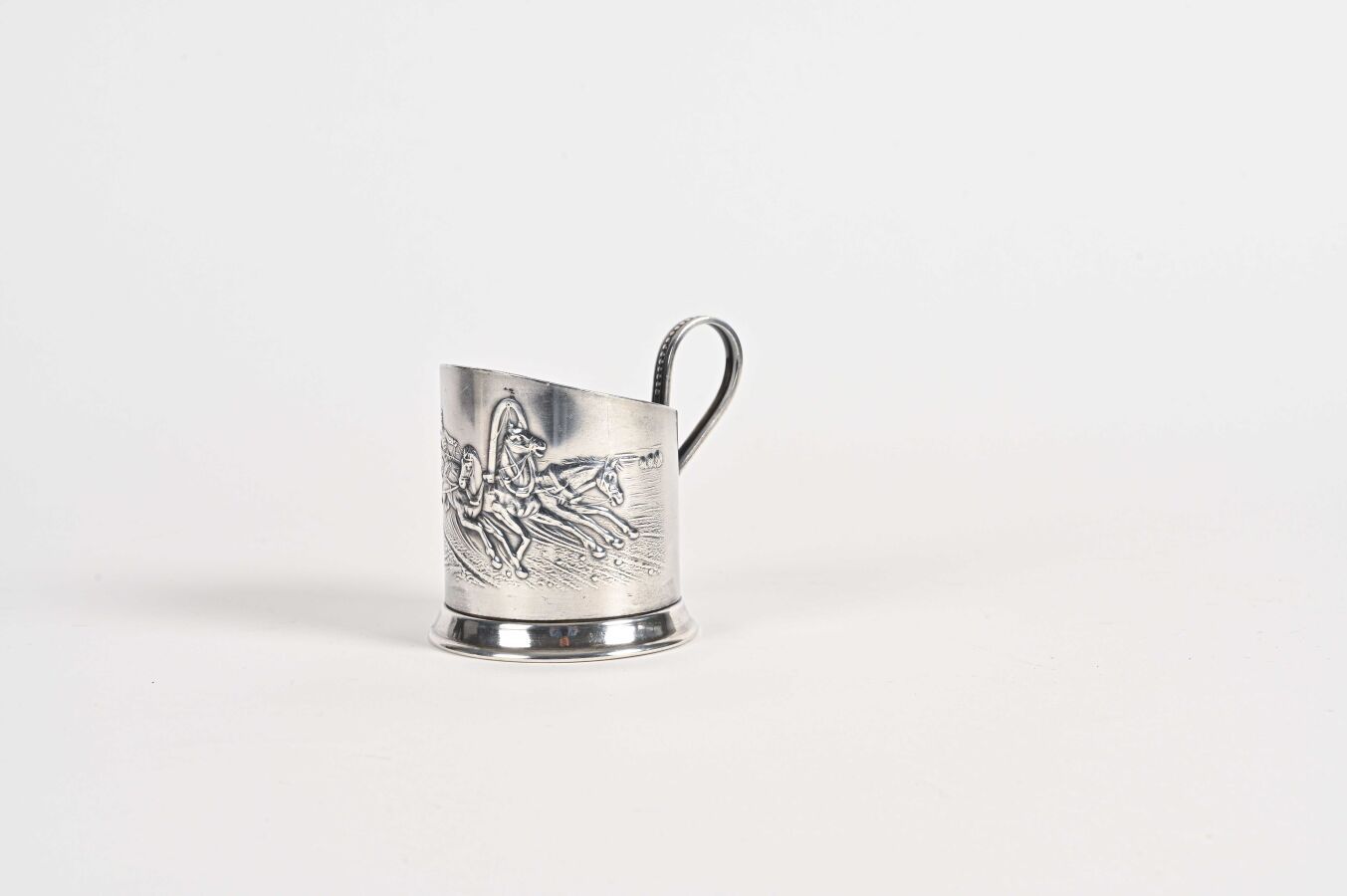 Null 圆柱形银色压花茶杯架，有三叶草和雪橇装饰。底部有斗拱，带珠子的手柄

19世纪末

直径：6.8 cm - 重量：136 g BL