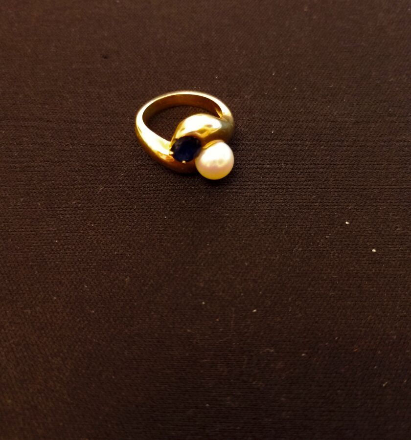 Null 黄金戒指 "你和我"，镶嵌一颗蓝宝石和一颗珍珠

毛重 : 8,2克

T. 手指：54



一个人加入了。

一对黄金750千分之一耳钉和蓝宝石
&hellip;