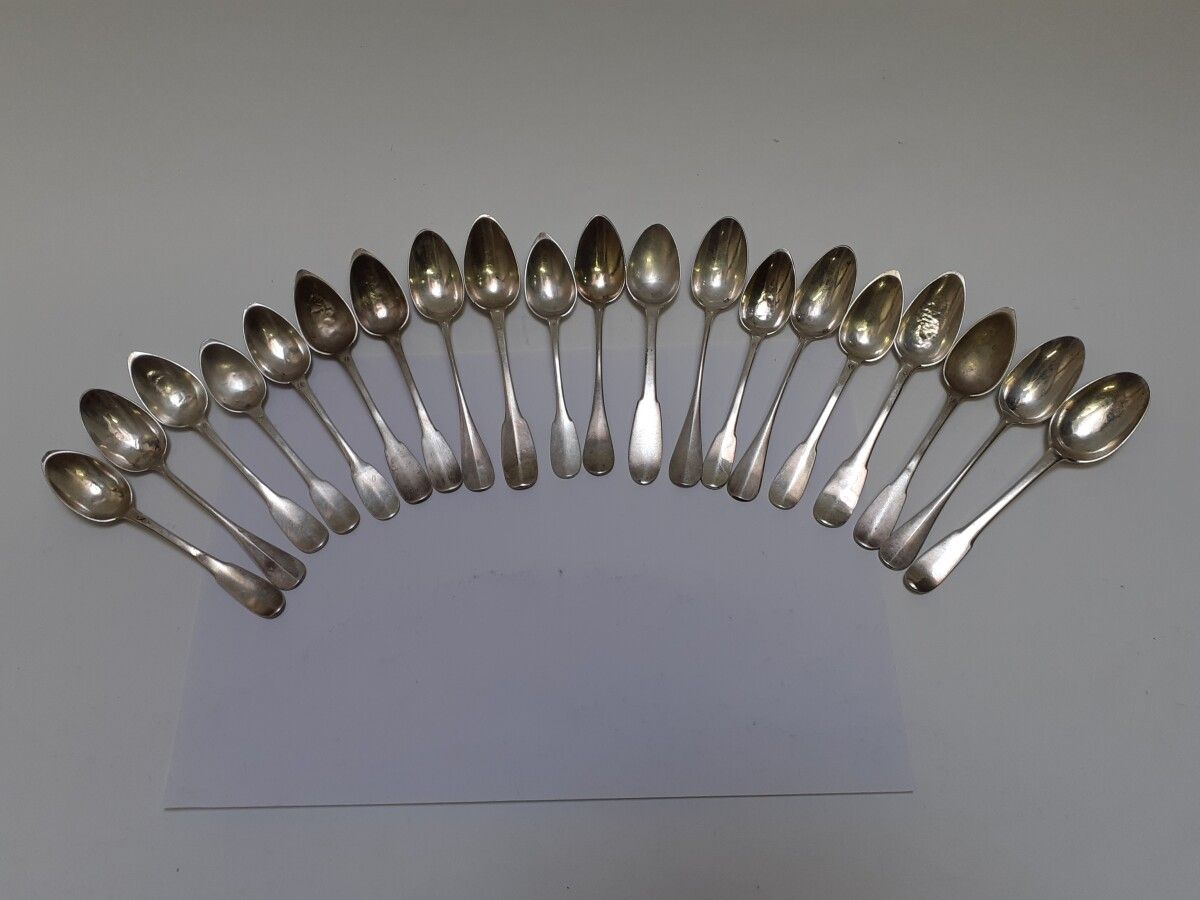 Null Venti cucchiai d'argento, modello uni-flat (piccole differenze).

Peso: 330&hellip;