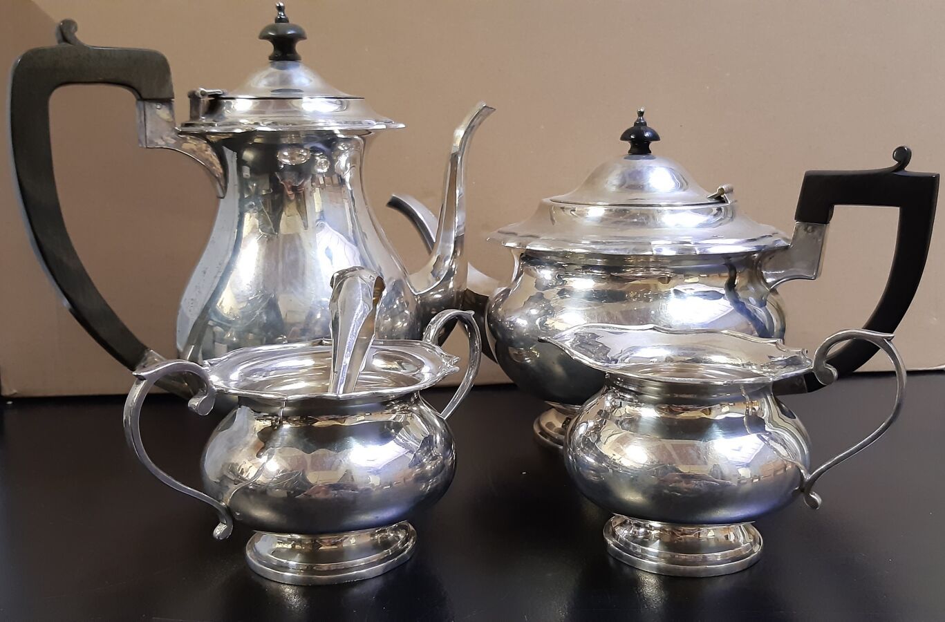 Null Set da tè e caffè in argento con manici in legno annerito, comprendente tei&hellip;