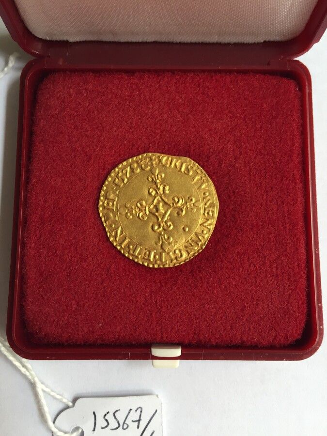 Null 亨利三世（1574-1589）的金质盾牌，装在箱子里。有太阳的金盾牌。

1578年，利摩日

参考号：D1121

条件 : TTB

重量 : 3&hellip;