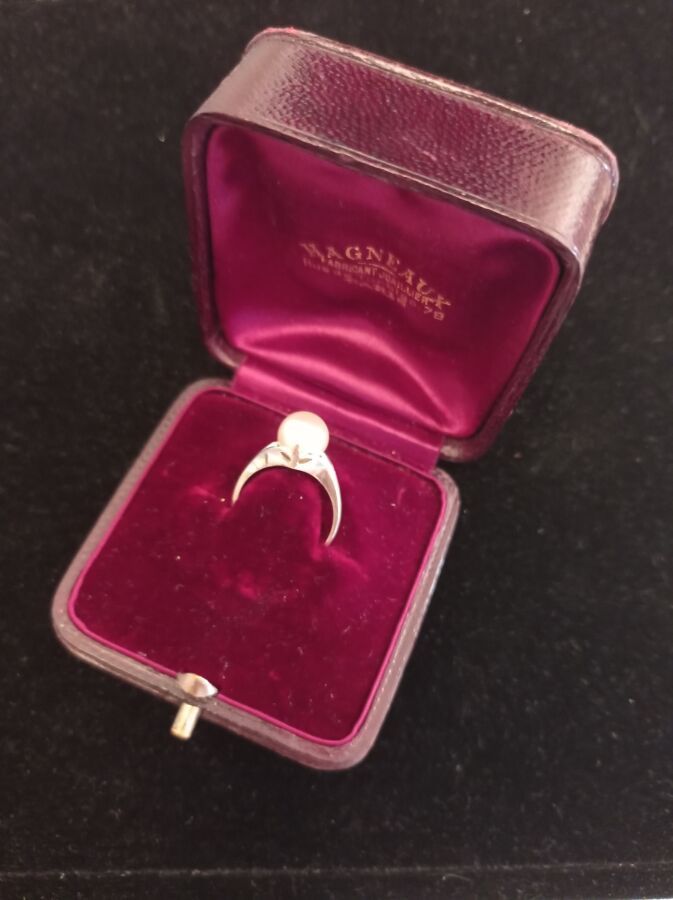 Null 铂金85万分之一戒指，镶嵌白色养殖珍珠

毛重：4,3克。转指：52 CS