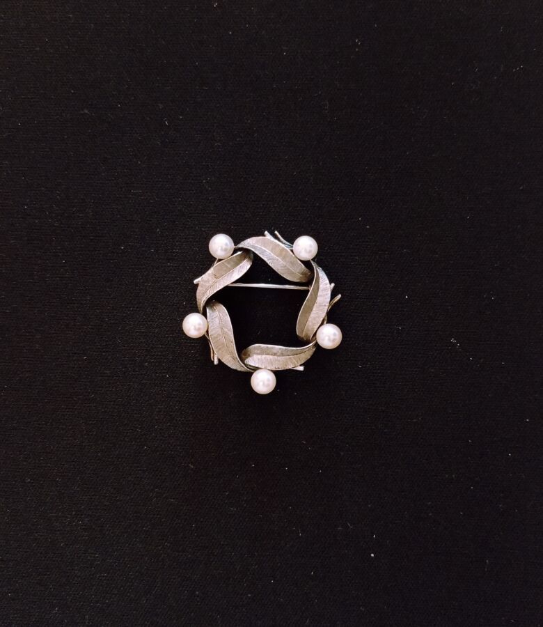Null Lorbeerkranz-Brosche mit fünf Perlen

14 Karat Goldlegierung

Gewicht 9,16 &hellip;