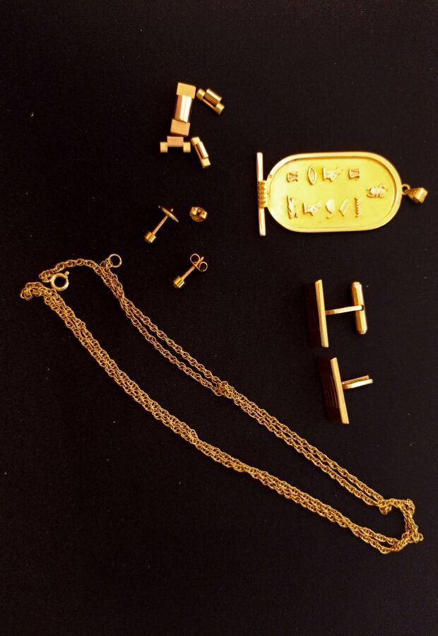 Null 一件75万金的拍品，包括一对袖扣（一个损坏），一个形成埃及卡图的吊坠，表链，一对镶有小钻石的耳环，两个结婚戒指，一个是黄金和粉金的，一个是金属链。

&hellip;