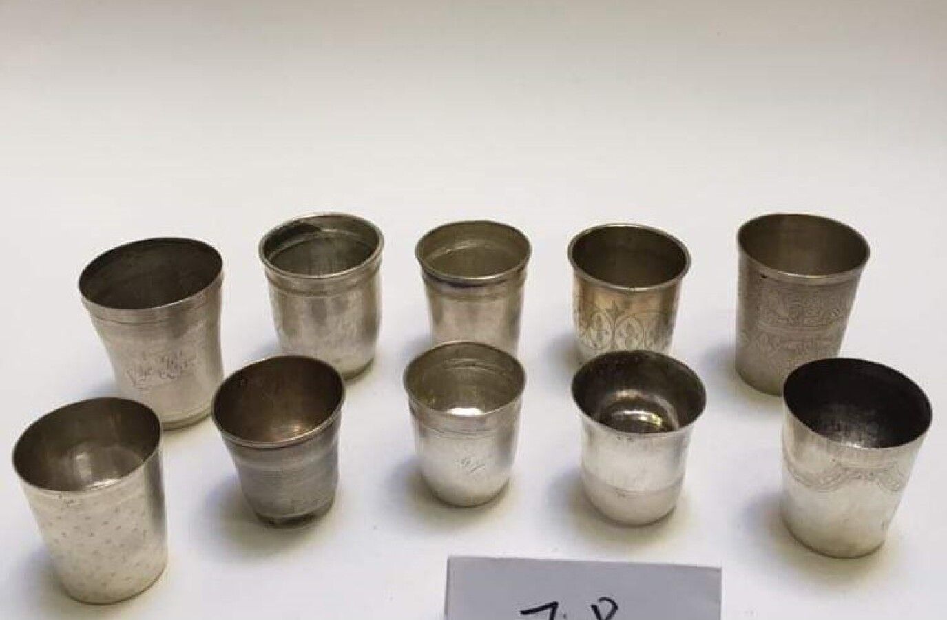 Null Zehn verschiedene Pauken aus Silber 925 Tausendstel 

Gewicht: 560 g.

H. 6&hellip;