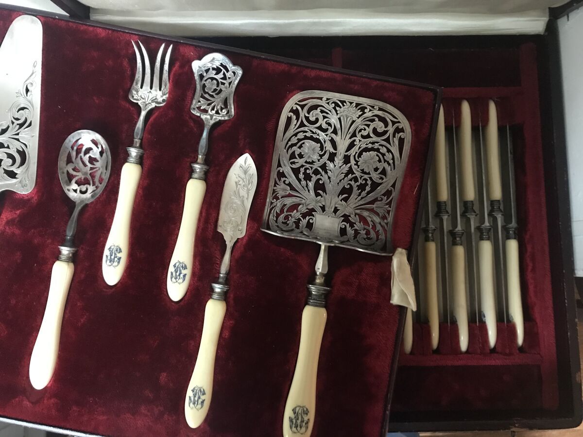 Null Silver and ivory service set including a pie server, a cake server and a sm&hellip;