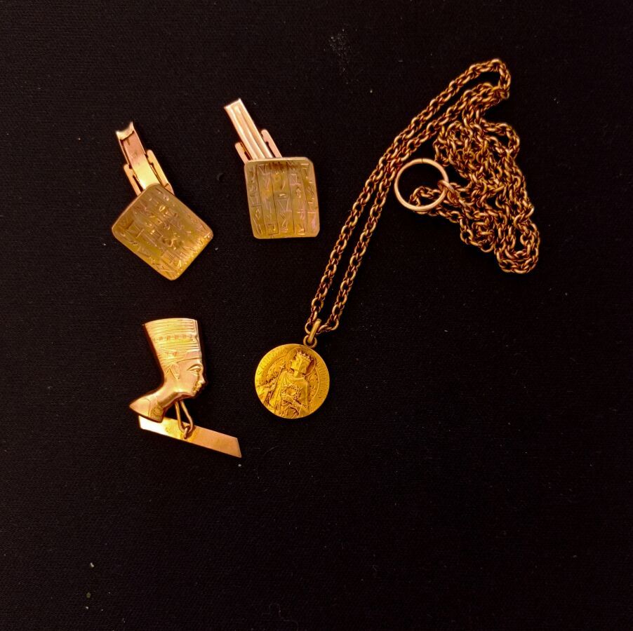 Null 很多，包括:

- 一对9K金象形文字袖扣

- 镀金的金属袖扣，上面有一个Nefertiti头像

- 一枚代表圣路易斯的金属洗礼奖章，日期为195&hellip;