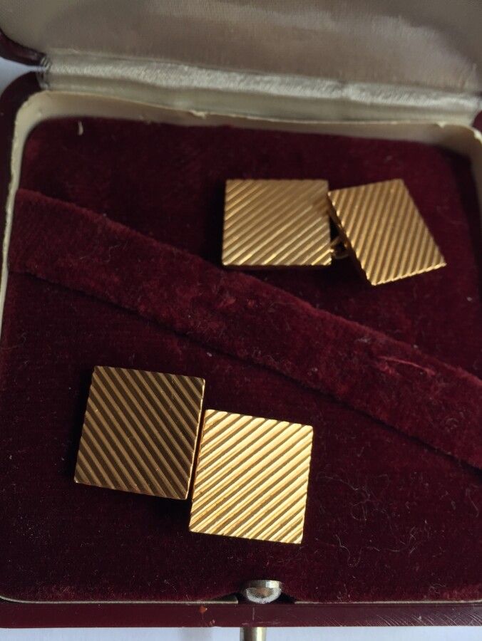 Null Un par de BOTONES de oro de forma cuadrada de 750 milésimas 

Peso : 5,69 g
