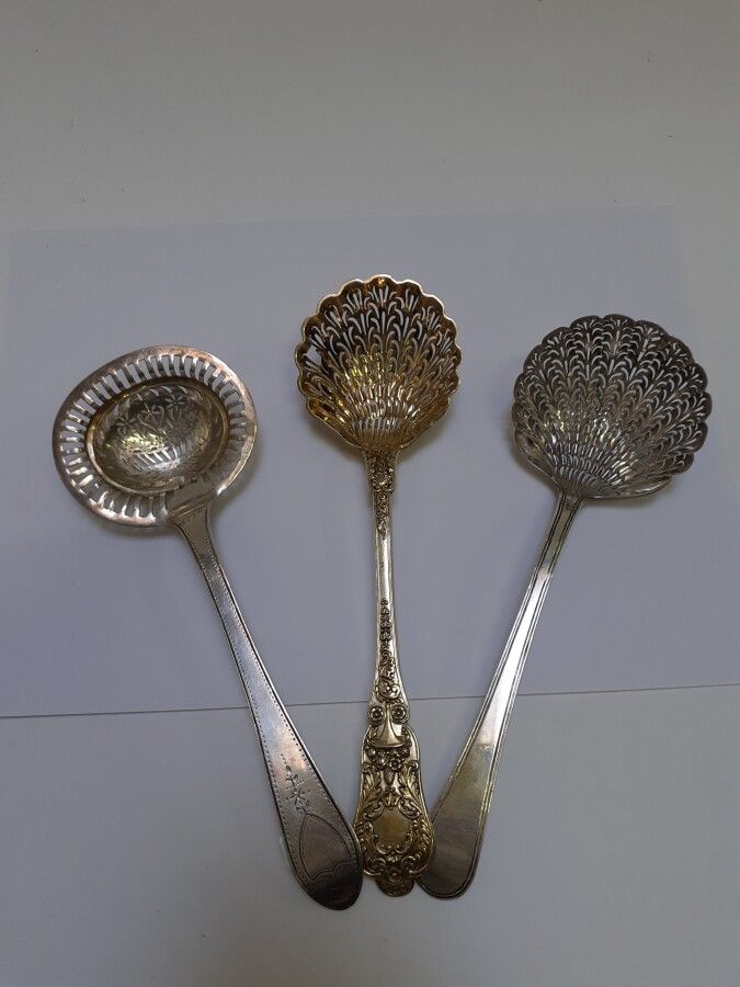 Null 银质洒水勺、银质镀金洒水勺和银质茶勺

恢复期。

重量：180克