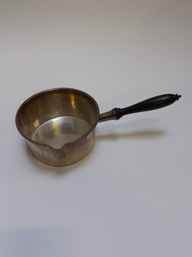 Null 纯银925千分之一的炖锅，手柄为木质。

重量：260克

直径：14.7厘米