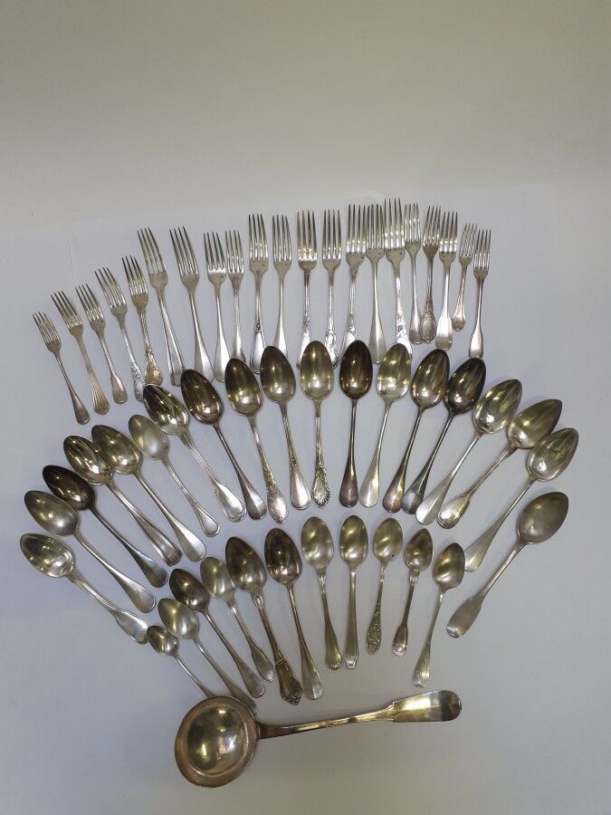 Null Set of silver cutlery 925 thousandths, mismatched.

Weight : 4 kg 800.