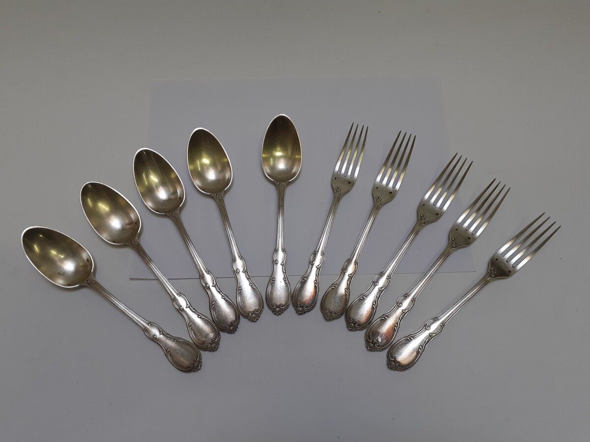 Null Five silver cutlery with leaves, monogrammed JB.

Weight : 590 g