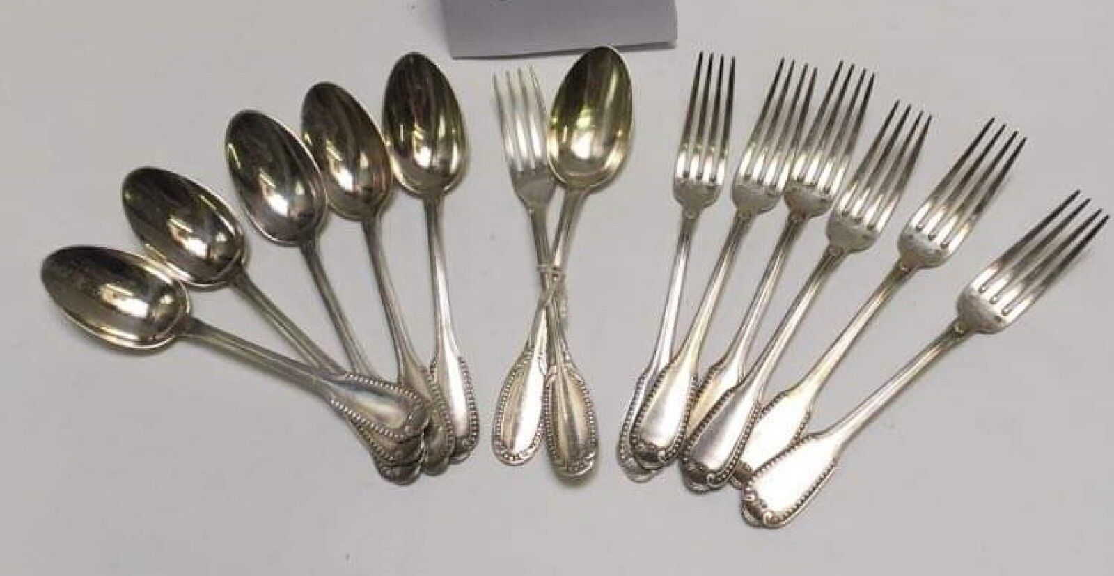 Null 七个叉子和六个甜点勺子，银质925千分之一，带有贝壳和珍珠。(两个略有不同的模型)

重量：650克。