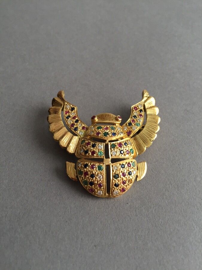 Null Spilla in oro 750 millesimi a forma di scarabeo decorata con pietre colorat&hellip;