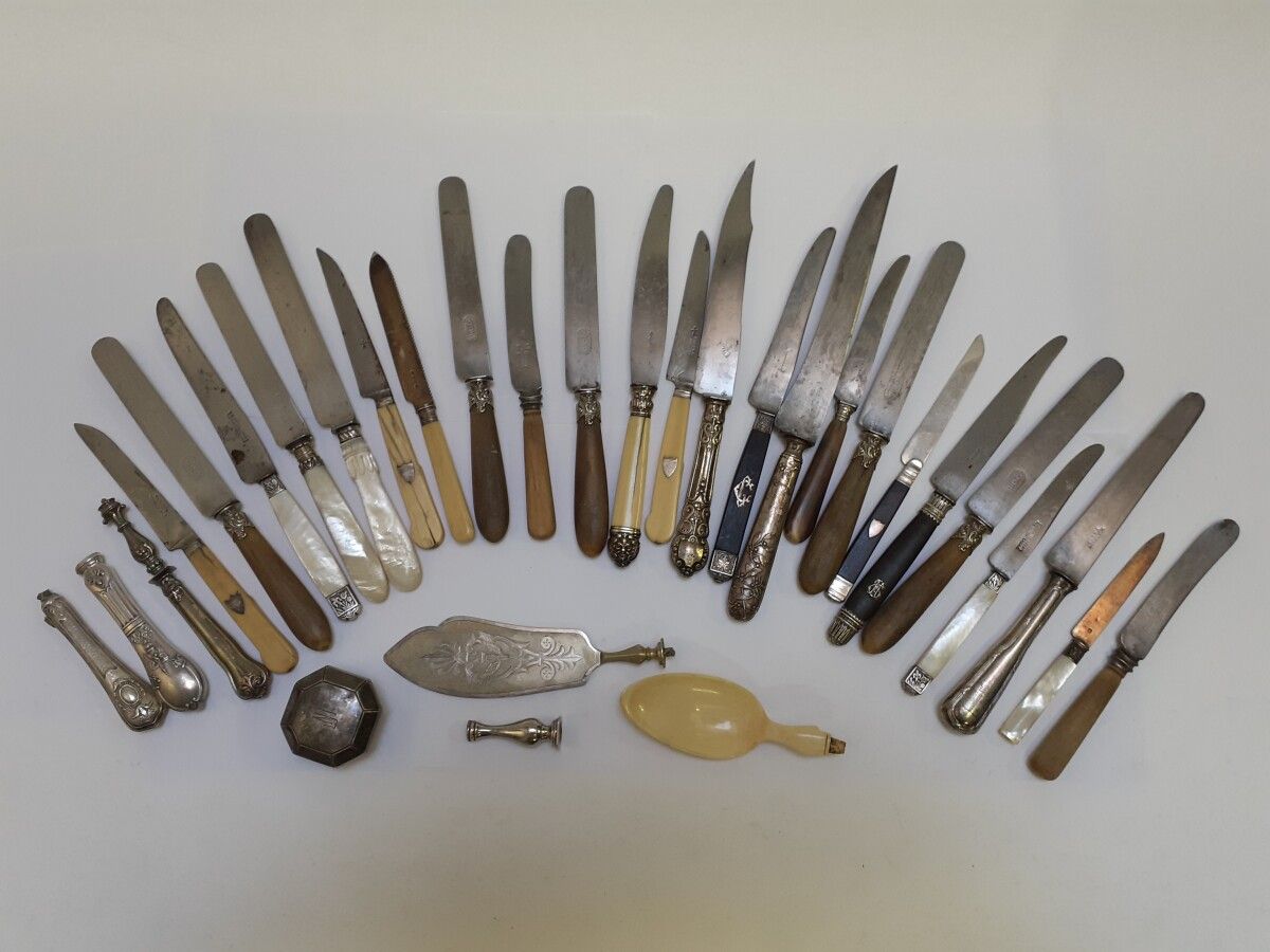 Null Set di circa 25 coltelli spaiati con manici in avorio, madreperla e argento&hellip;