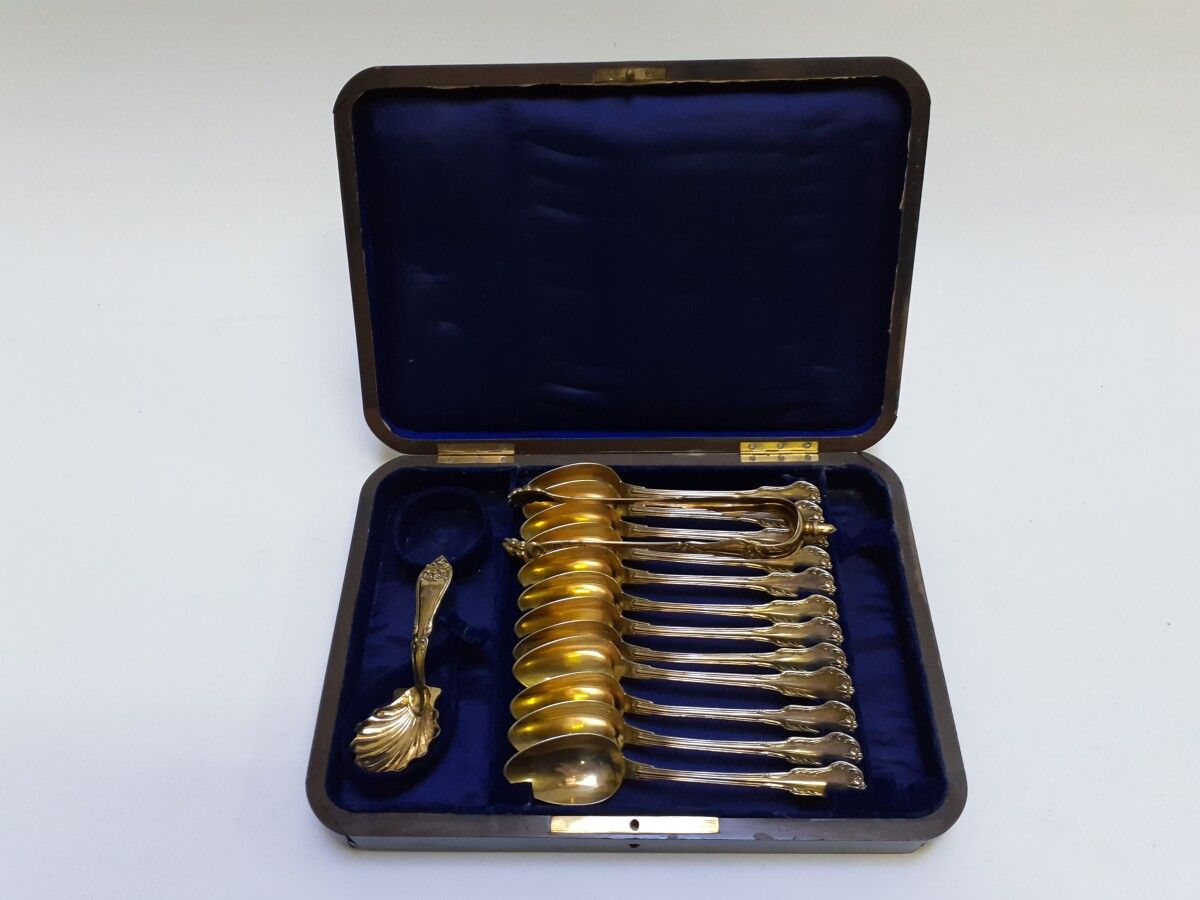 Null 盒子里有十二个带叶子铲子的茶匙，一个糖钳和一个vermeil的糖匙。

19世纪。

重量：270克

损坏的箱子
