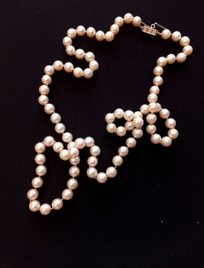 Null 养殖珍珠项链，由三颗钻石组成的七十五万分之一白金链扣

毛重：68.0克

长：80厘米