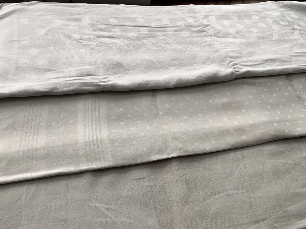 Null 三块亚麻大马士革桌布，19世纪末。

一块桌布和一块餐巾的图案，装饰有沿边界起伏的丝带，边框上有同样的大蝴蝶结，还有大小对比的圆点图案。

尺寸：4.&hellip;