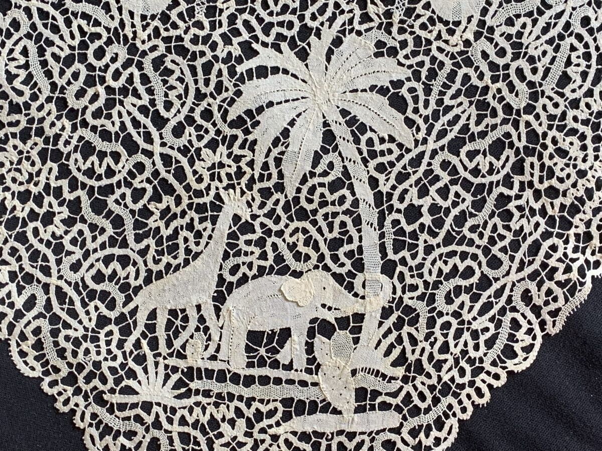Null 罕见的有许多动物的桌布，锭子，意大利，约1930-35年。

这块桌布据说是SA Begum Aga Khan III的一个特殊和独特的订单，用树枝缠&hellip;