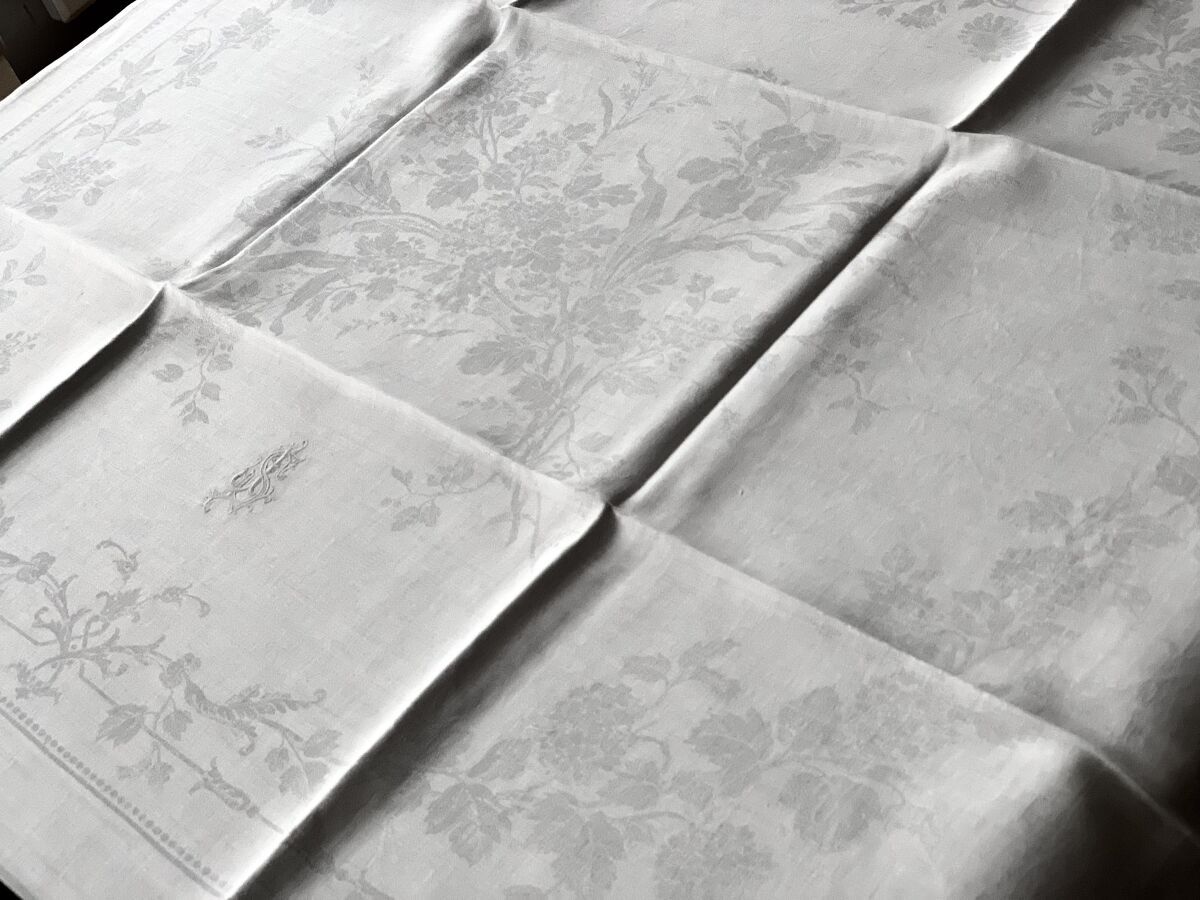 Null Suite de vingt grandes serviettes de table, milieu du XIXe siècle.

En dama&hellip;