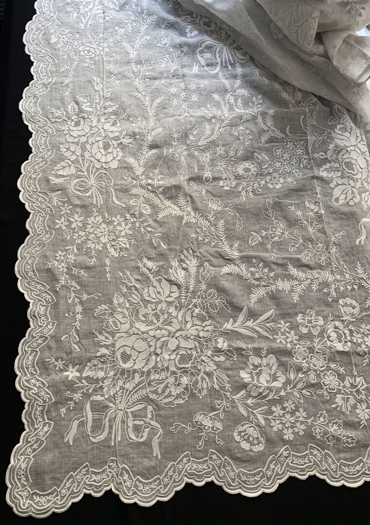 Null 四幅康利刺绣大窗帘套装，19世纪下半叶。

四幅窗帘为棉质薄纱，三面为扇形，用链缝绣有丰富的玫瑰花束和打结的丝带，叶子花和浆果的花环的装饰，花心用散针&hellip;