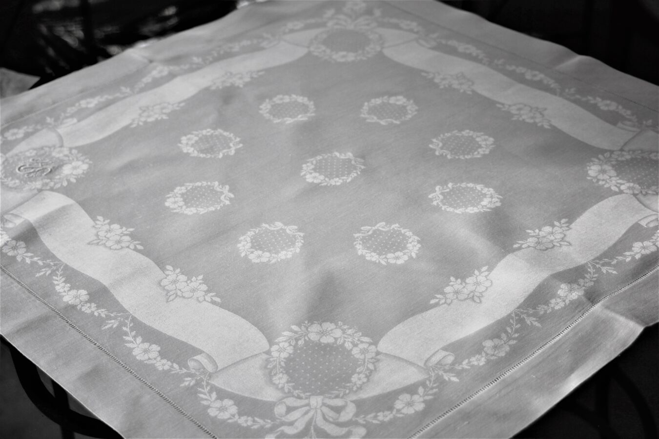 Null 三套大马士革餐巾，19世纪下半叶和20世纪初。

一套12张的餐巾纸，边框上有一个大的对比色带，花环和玫瑰花环的优雅装饰，在一个角落的花环中心绣有HS&hellip;
