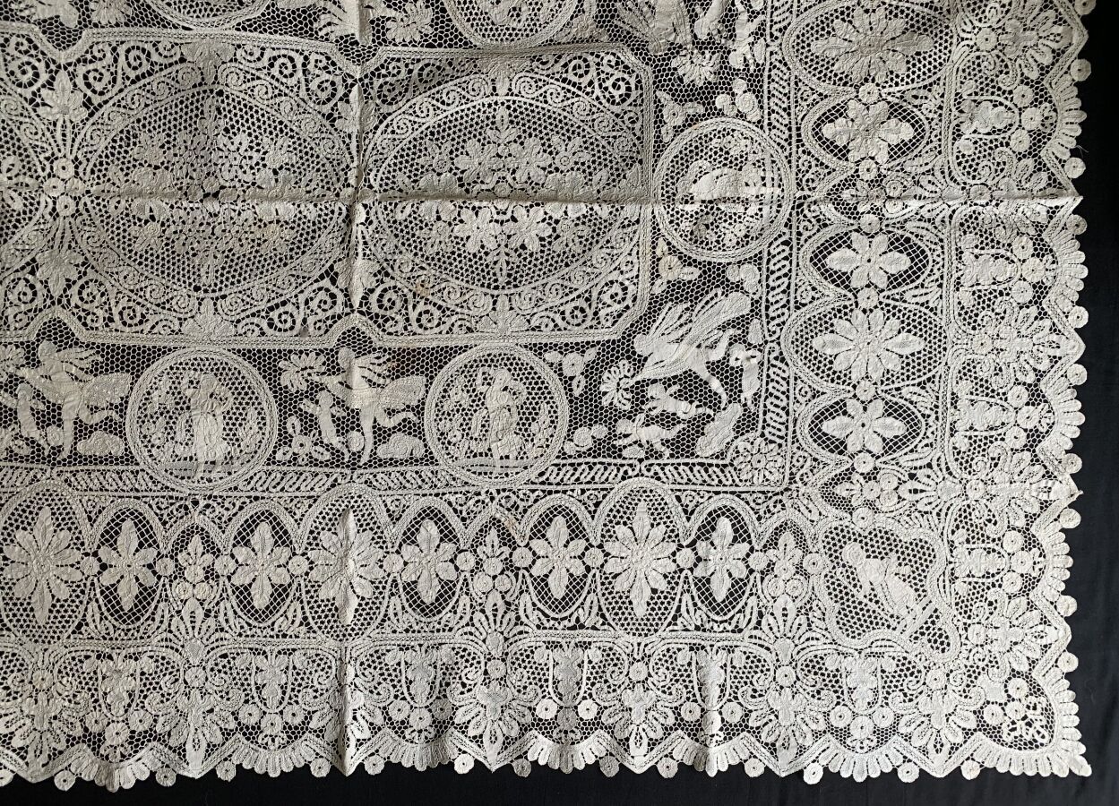 Null Grande nappe en dentelle aux fuseaux, Italie, 1ère moitié du XXe siècle.

E&hellip;