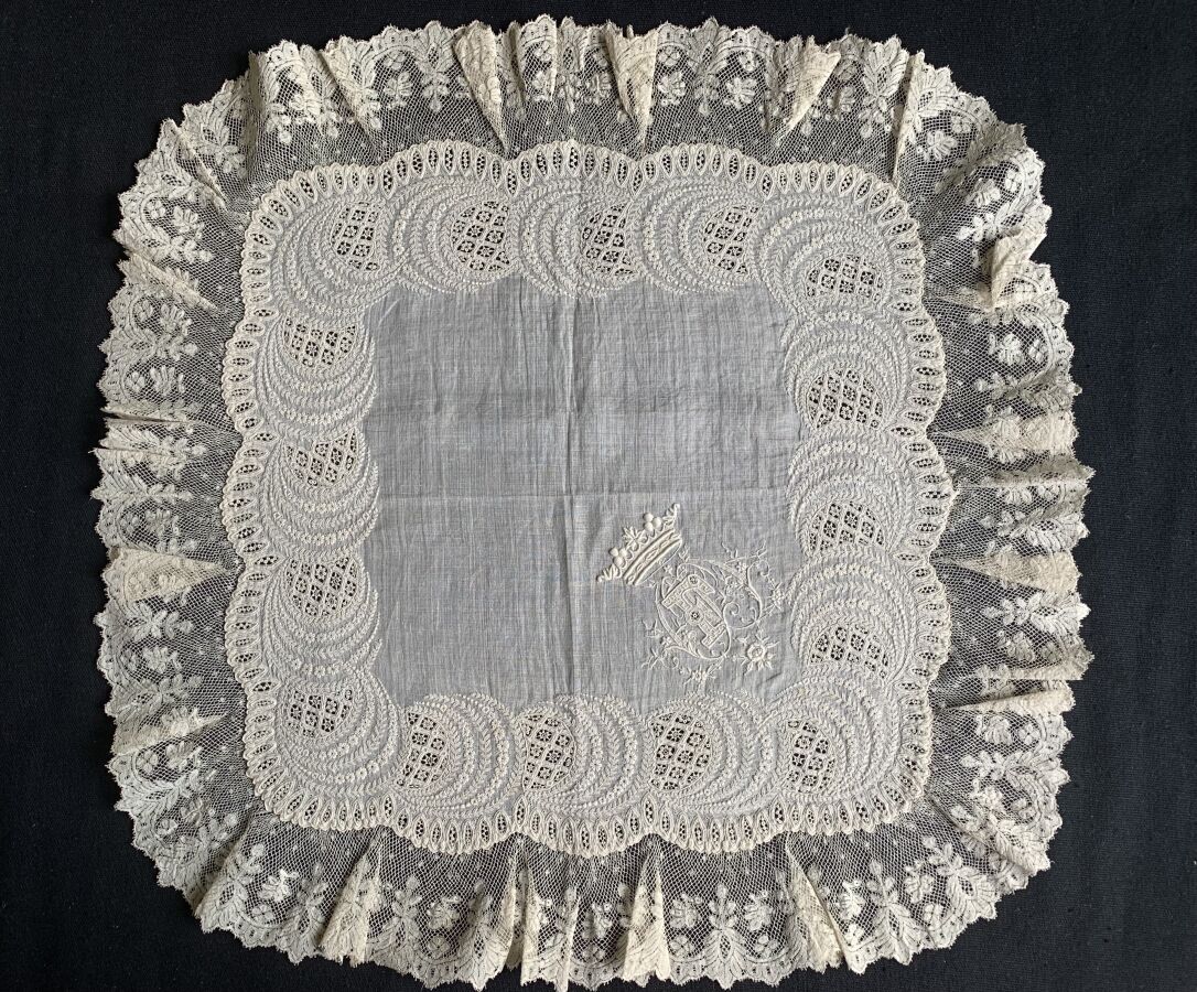 Null Mouchoir brodé, couronne de marquis, fin du XIXe siècle.

En linon fil de m&hellip;