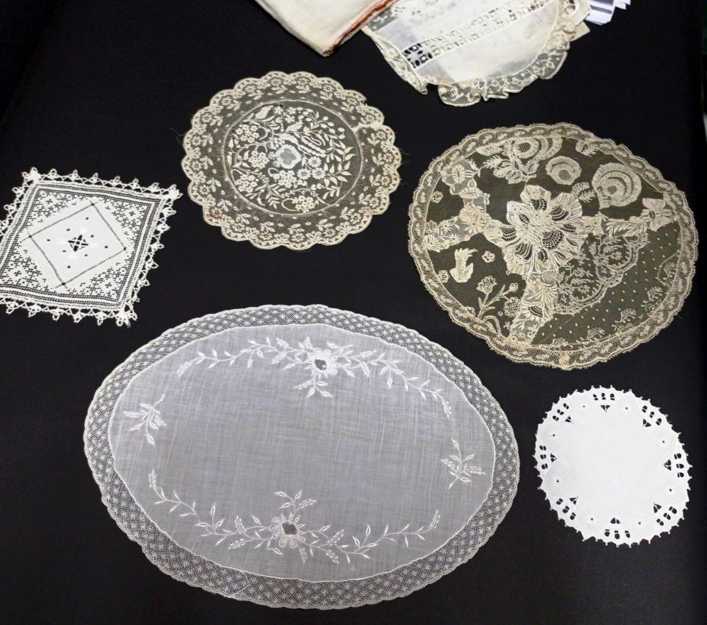 Null Meeting of doilies, early 20th century 

A dozen embroidered and lace doili&hellip;