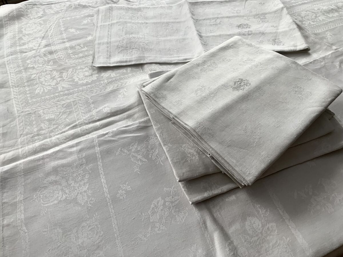 Null Service de table nappes et serviettes damassées, milieu du XIXe siècle.

De&hellip;