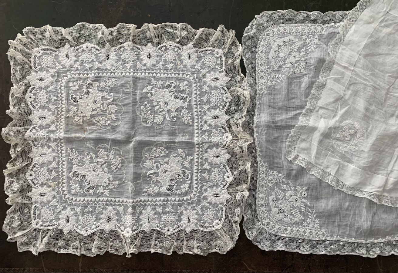 Null Drei gestickte Taschentücher, Frankreich, 2. Hälfte des 19. Jahrhunderts.

&hellip;