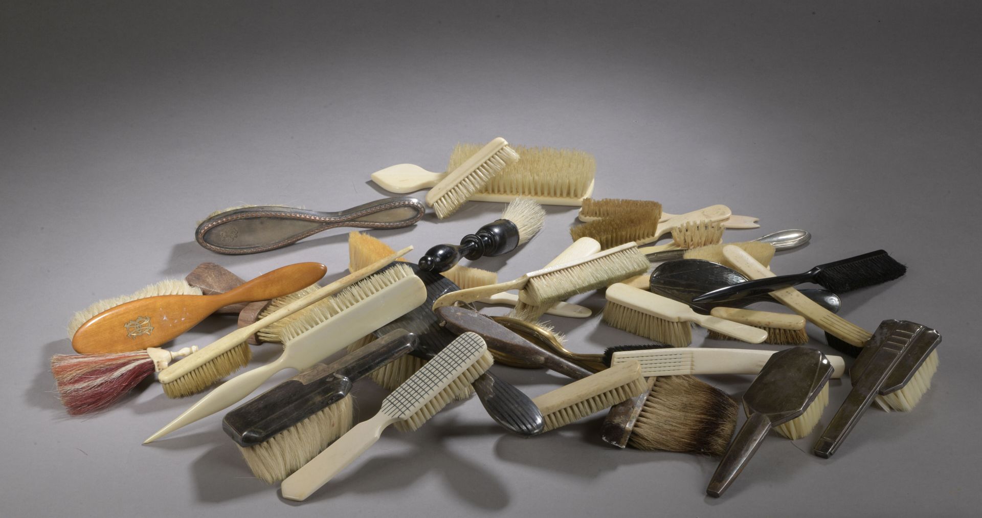 Null Trente-deux brosses dont quatre brosses à nuque à manche en bois ou os, les&hellip;