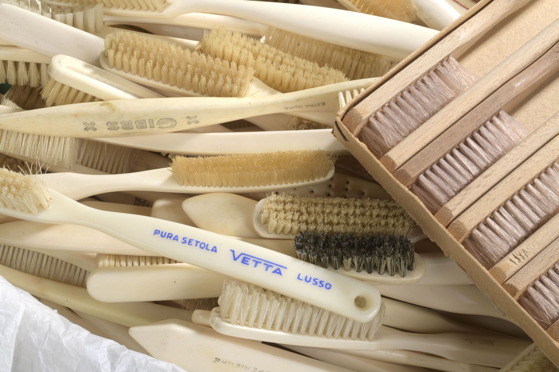 Null Important lot de brosses à dents comprenant quatre-vingt-dix-neuf brosses à&hellip;