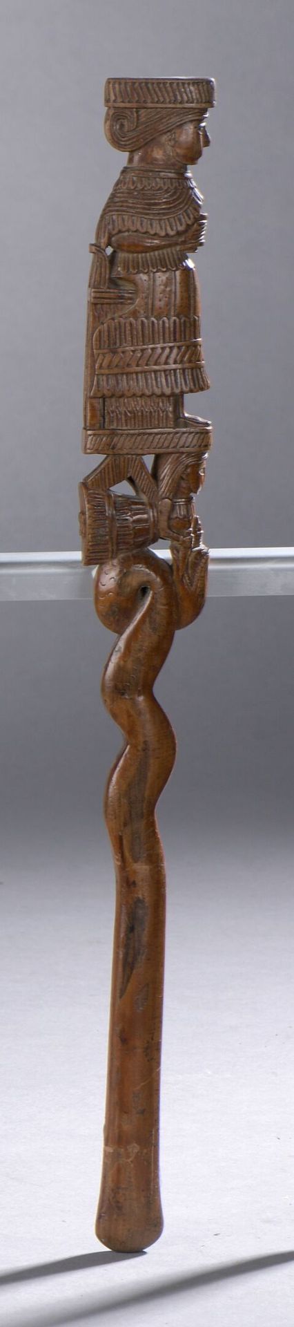 Null Affiquet sculpté d'un ange terrassant un serpent et d'une femme assise tena&hellip;