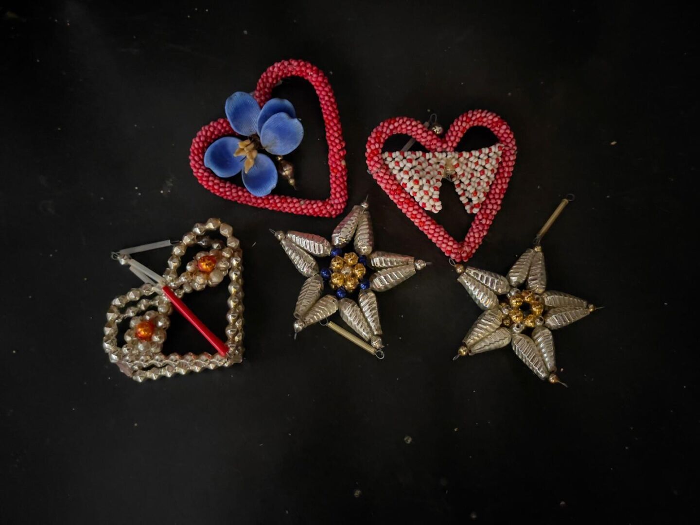 Null Cinq ornements en forme de coeur et de fleurs étoilées composés de perles e&hellip;