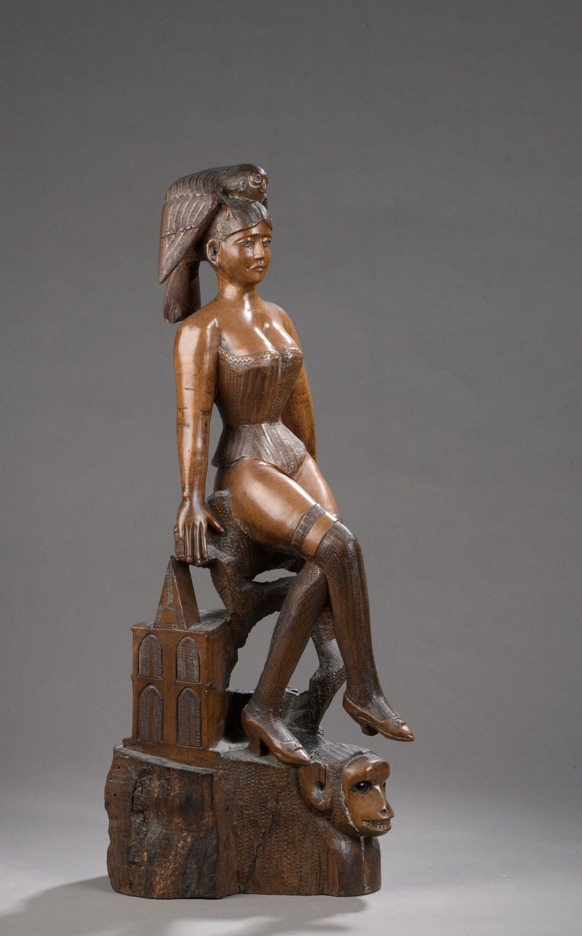Null Sculpture en noyer représentant une courtisane assise jambes croisées, la t&hellip;