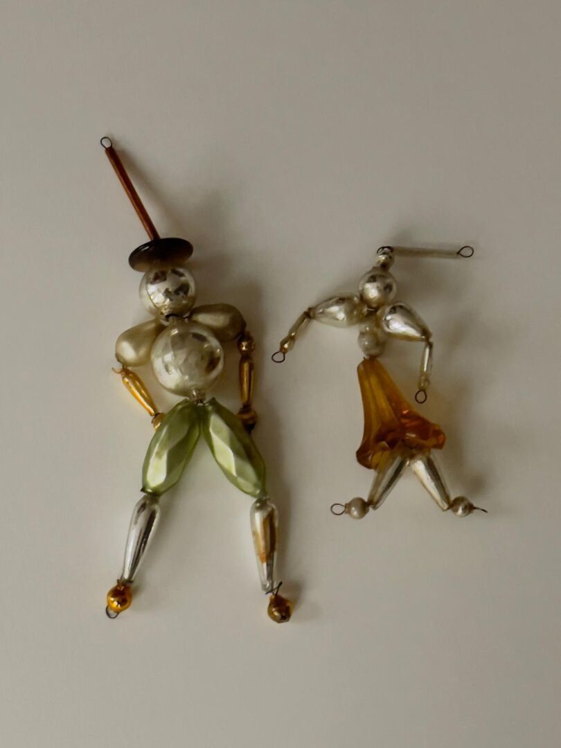 Null Deux ornements figurant un homme et une femme composés de perles et baguett&hellip;
