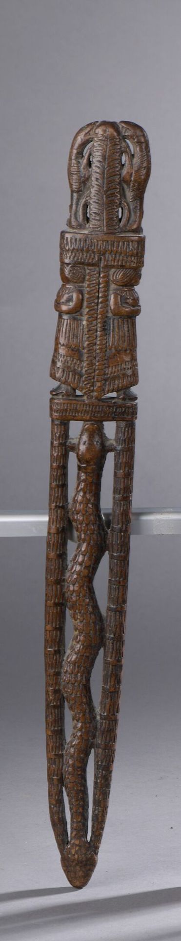 Null Affiquet sculpté d'un serpent surmonté d'une figuration géminée de deux fem&hellip;
