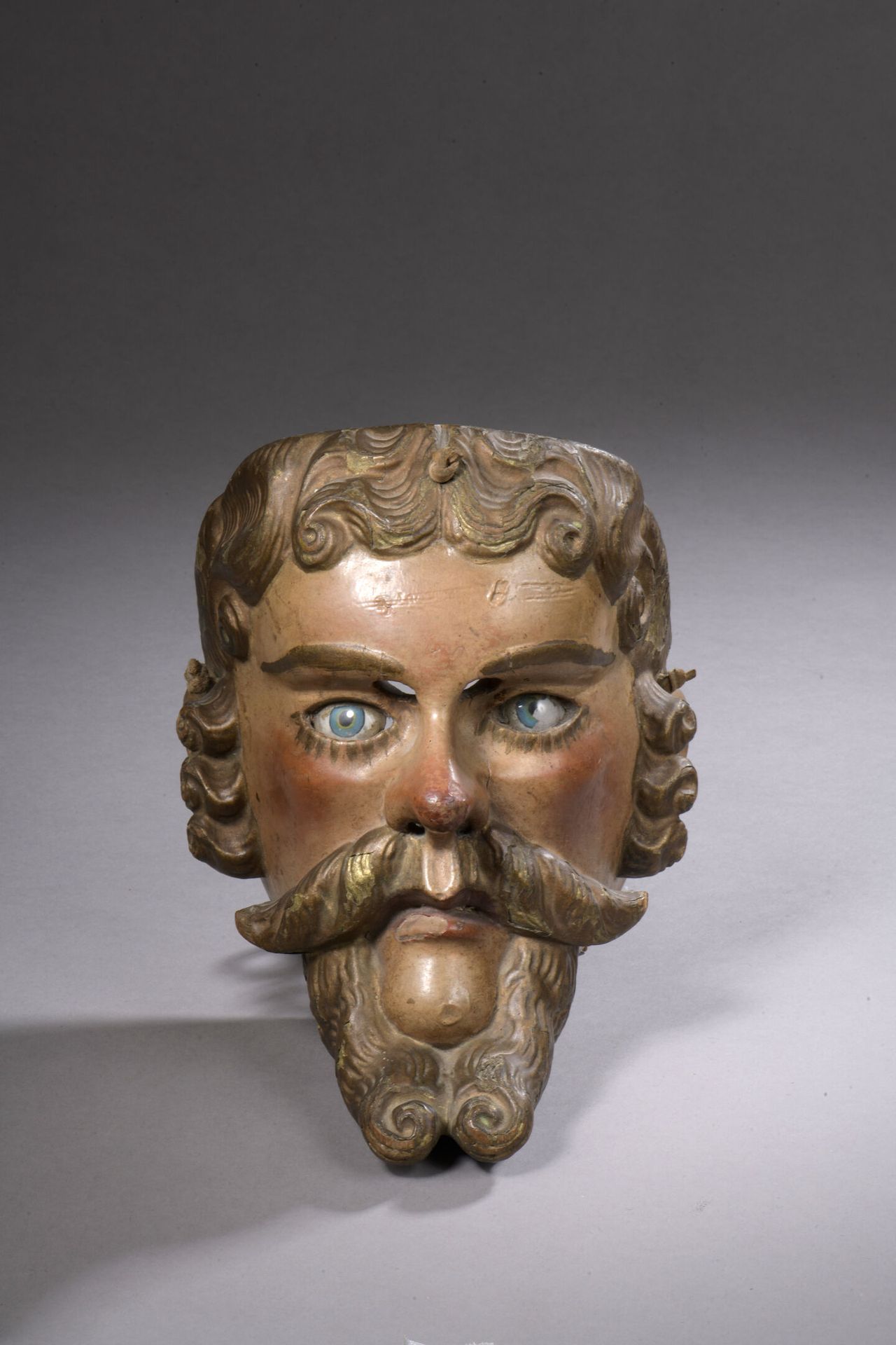 Null Masque de danse figurant un homme moustachu et barbu, en bois sculpté polyc&hellip;
