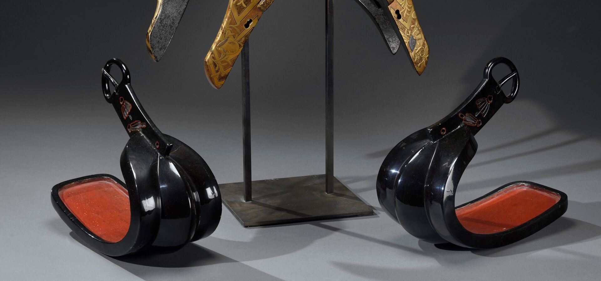 Null JAPON - Période EDO (1603-1868) 

Paire d'étriers Abumi en fer laqué noir e&hellip;