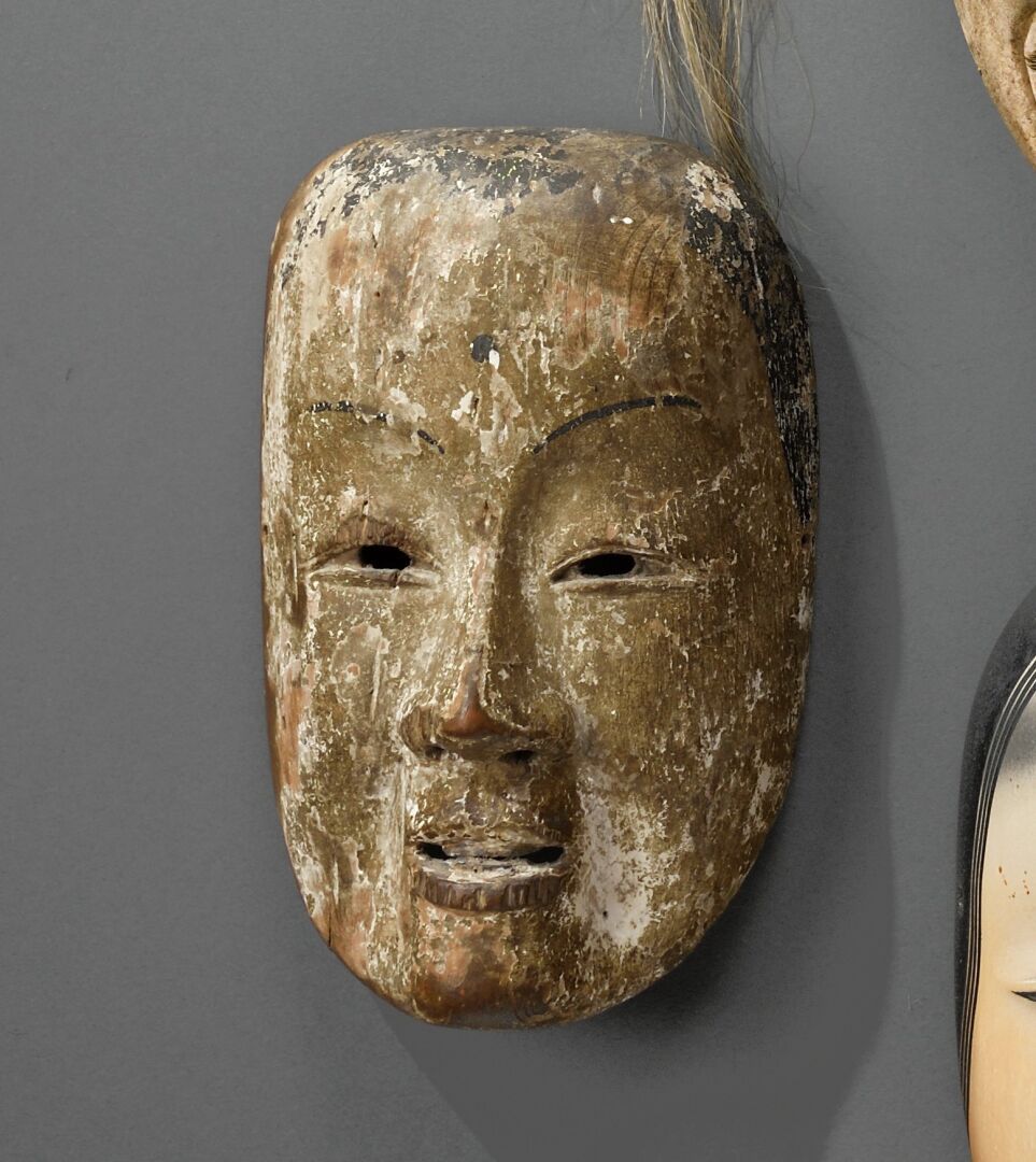 Null 日本 - 早期江户时代 (1603-1868)

能剧面具，年轻女子的脸

17世纪初

H.19,5厘米

事故和缺乏材料