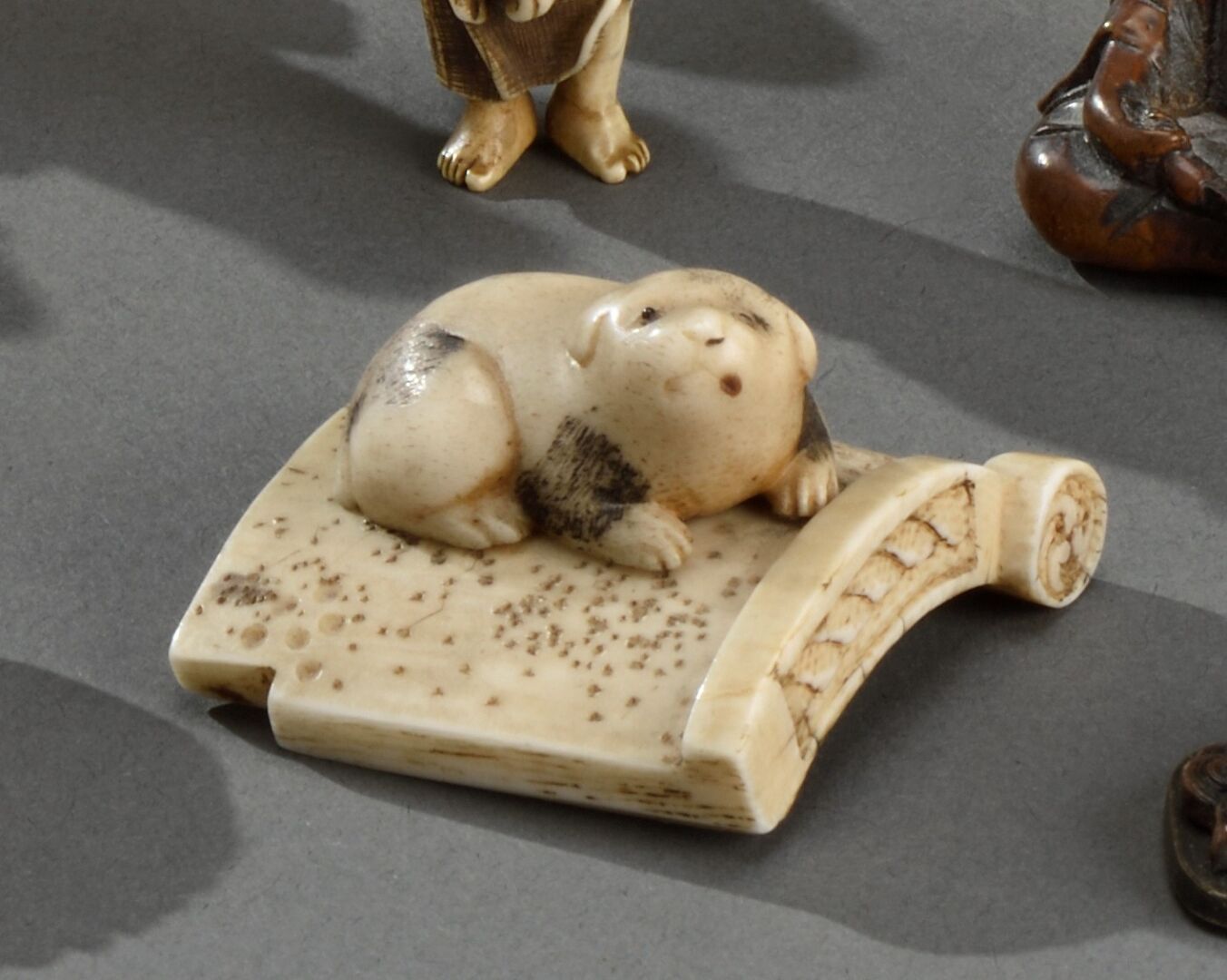 Null JAPAN - MEIJI period (1868-1912) 

Small ivory okimono showing a small dog &hellip;