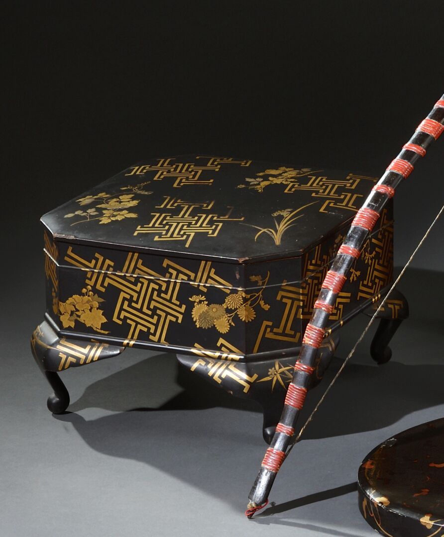 Null 日本 - EDO时期 (1603-1868)

方形底座上的黑漆木盒，有金银色的花枝和几何图案装饰，内部为红色漆面

19世纪初

H.16.5 cm&hellip;