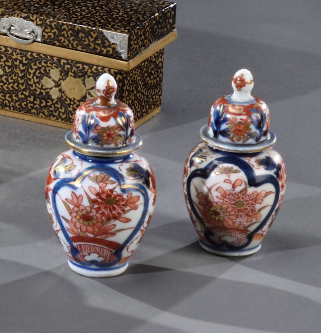 Null JAPAN, Imari - EDO-Zeit (1603-1868) 

Zwei Miniatur-Porzellan-Kännchen mit &hellip;