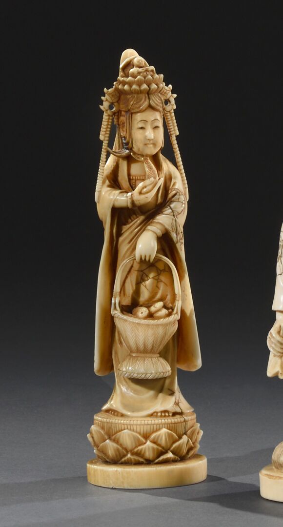Null ** JAPON - Période MEIJI (1868-1912) 

Okimono en ivoire, Kwanin au panier &hellip;