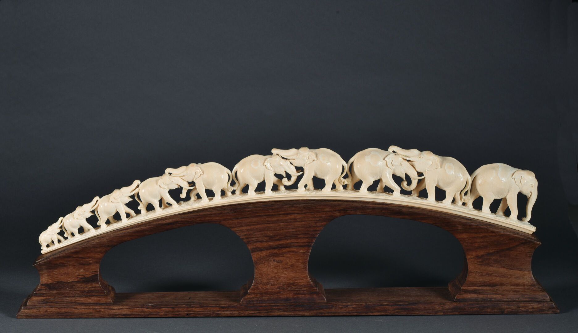 Null JAPAN - Late MEIJI period (1868-1912) 

Ivory tusk carved with a herd of te&hellip;