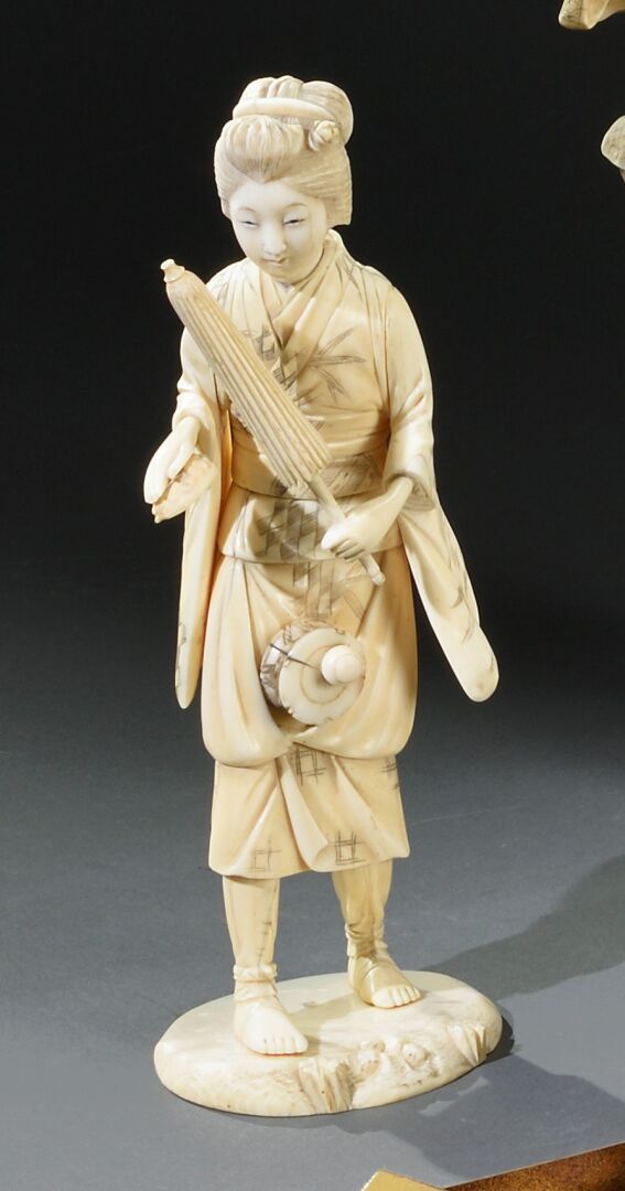 Null ** JAPON - Période MEIJI (1868-1912) 

Okimono en ivoire, jeune fille à l'o&hellip;